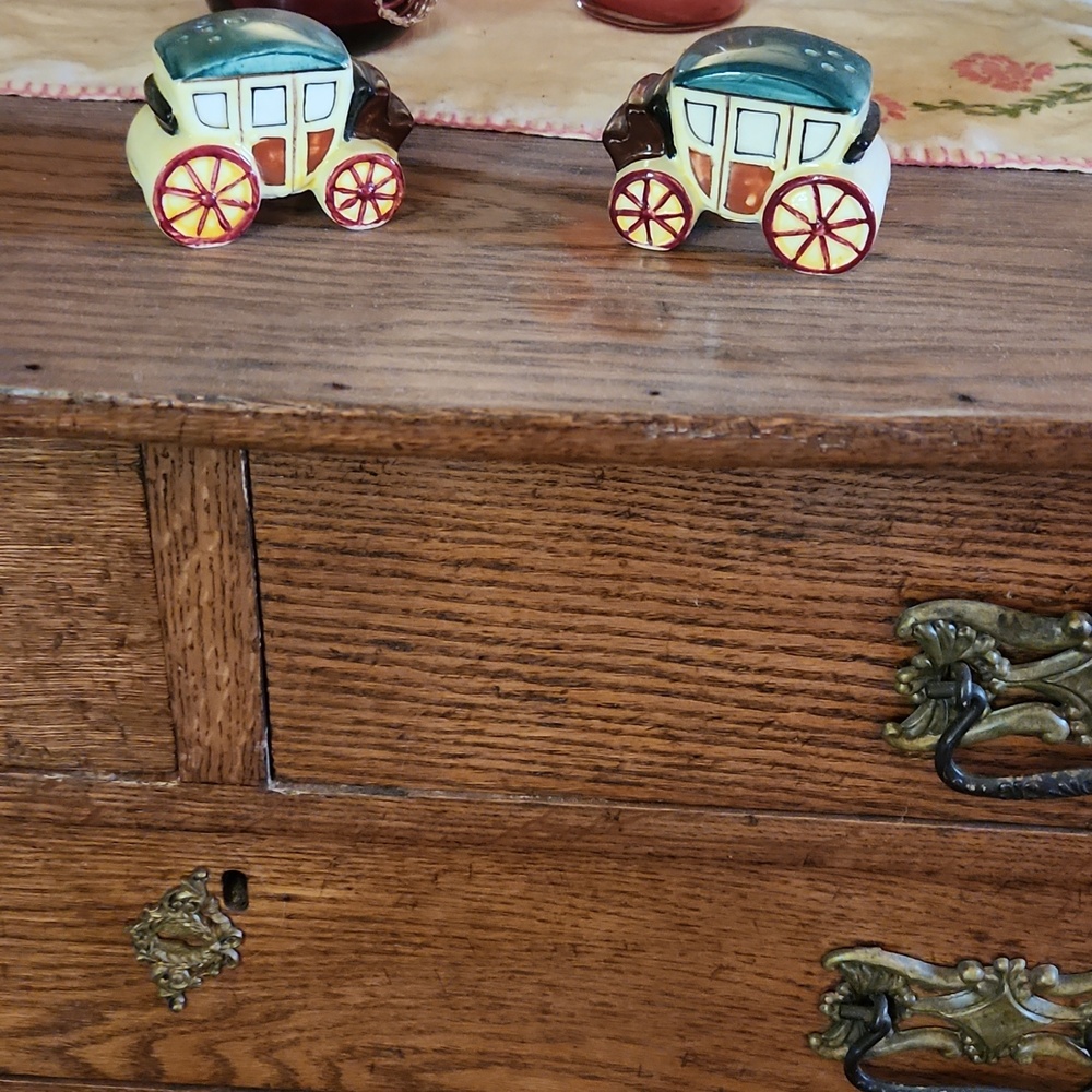 Vintage 1950s Yellowstone Carriage Salt & Pepper Shakers Cork Stoppers